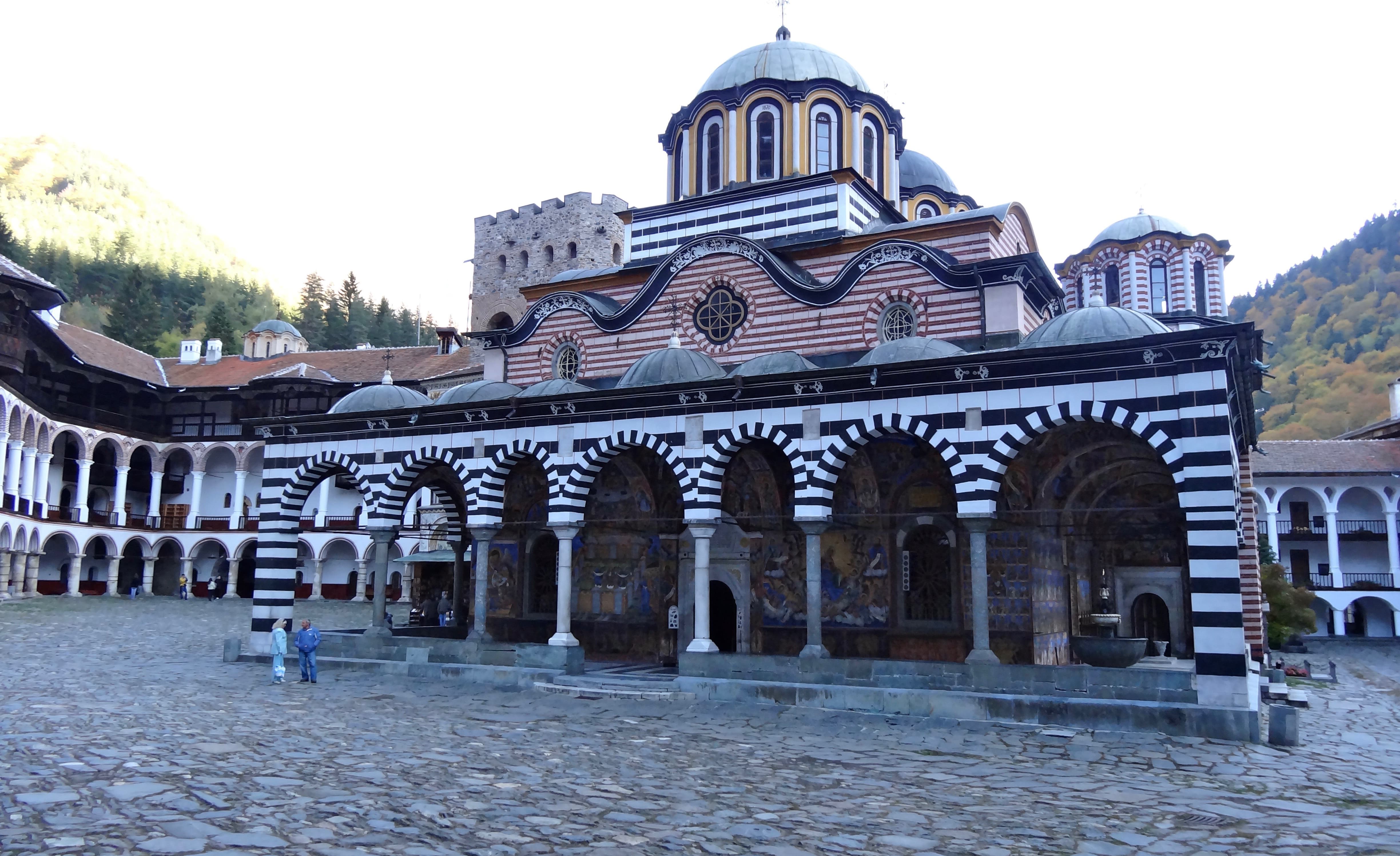 ブルガリア　ソフィア　リラの僧院　プロヴディフ　カザンラク　ルーマニア　ブカレスト　ブラン城